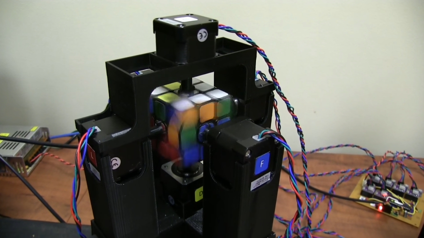 Ce robot résout un cube Rubik en 1,1 seconde!