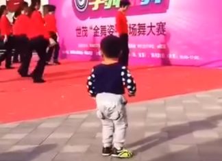 Ce jeune garçon voit un groupe danser… Attendez de voir sa réaction ! │MiniBuzz