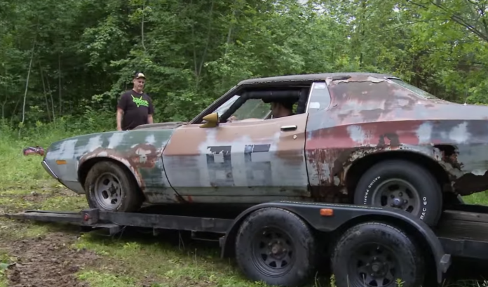 Ils trouvent une voiture abandonnée et la restaurent. Le résultat final est incroyable! | MiniBuzz