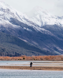 Un photographe a voyagé à travers la Nouvelle-Zélande avec le costume de Gandalf et ses photos sont tout simplement épiques ! | Minibuzz