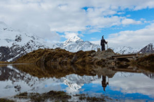 Un photographe a voyagé à travers la Nouvelle-Zélande avec le costume de Gandalf et ses photos sont tout simplement épiques ! | Minibuzz