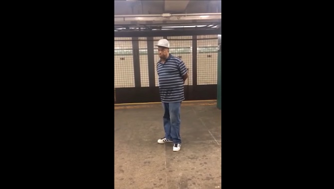 Montez le son : cet artiste de rue dans le métro de New-York va vous scotcher à l’écran.