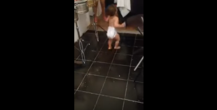 Il filme le petit garçon dans la cuisine : quand la musique commence vous n'en croirez pas vos yeux !