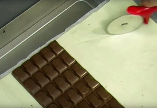 Il enrobe du chocolat dans une la pâte feuilletée… Attendez de voir cette délicieuse recette!│MiniBuzz