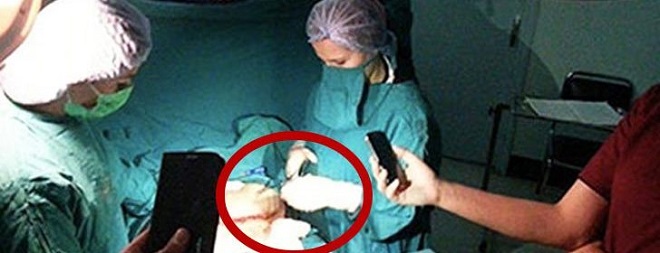 Un chirurgien demande de prendre une photo lors d’une césarienne… Attendez de voir pourquoi ! Magnifique !│MiniBuzz