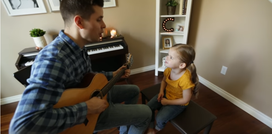 Le papa joue une chanson : quand sa fille de 3 ans commence à chanter, le duo devient épique!