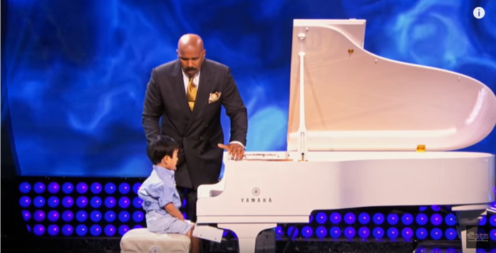 L'enfant de 4 ans s'installe au piano. Écoutez ce qu'il peut faire!