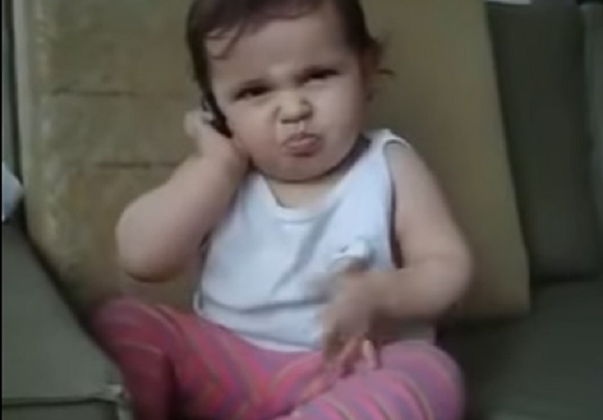 À moins de 2 ans, elle décroche le téléphone. Ce qu’elle va faire va trop vous faire rire.