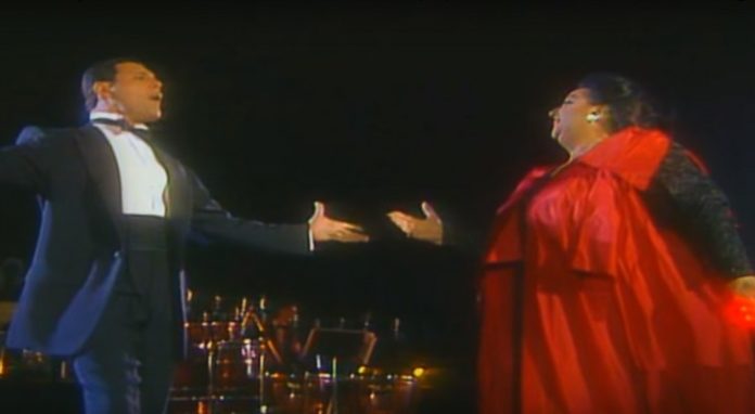 Freddie Mercury Monte Sur Scène Avec Une Célèbre Chanteuse D'opéra: Le Duo Est Merveilleux│MiniBuzz