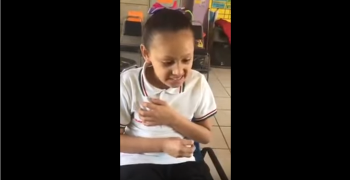 Un Enfant Handicapé Est Filmé En Classe: Dès Qu'elle Ouvrira La Bouche, Vous Aurez Des Frissons