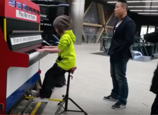 Une fille de 9 ans joue du piano dans le métro: tous les passants sont surpris