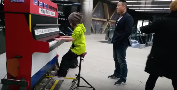 Une fille de 9 ans joue du piano dans le métro: tous les passants sont surpris