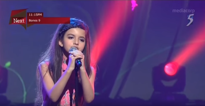 Elle monte sur scène à seulement 9 ans et émerveille le public avec sa voix enchanteresse