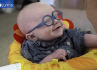 Grâce à de nouvelles lunettes, il voit sa maman pour la première fois. Sa réaction réchauffe le cœur.│MiniBuzz