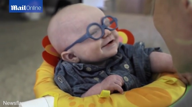 Grâce à de nouvelles lunettes, il voit sa maman pour la première fois. Sa réaction réchauffe le cœur.