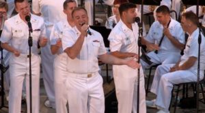 4 Membres De La Marine Commencent à Chanter ... Leur Capacité Surprenne Le Public | Minibuzz