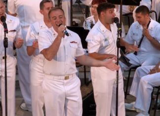 4 Membres De La Marine Commencent à Chanter ... Leur Capacité Surprenne Le Public | Minibuzz
