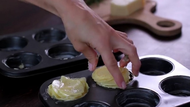 Elle prend un moule à muffins et le remplit de pommes de terre… Attendez de voir lorsqu’elle le sort du four. Génial !