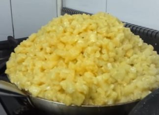 Il met dans la poêle les pommes de terre et 30 œufs. Voici comment naît une omelette de 12 kg.│MiniBuzz