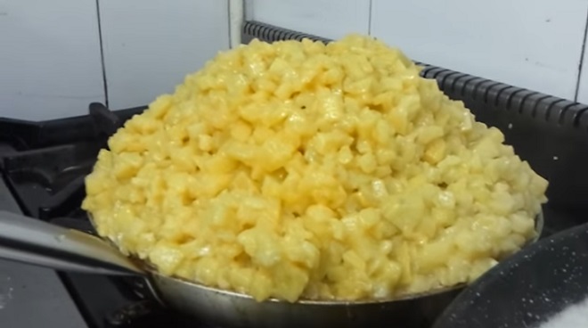 Il met dans la poêle les pommes de terre et 30 œufs. Voici comment naît une omelette de 12 kg.