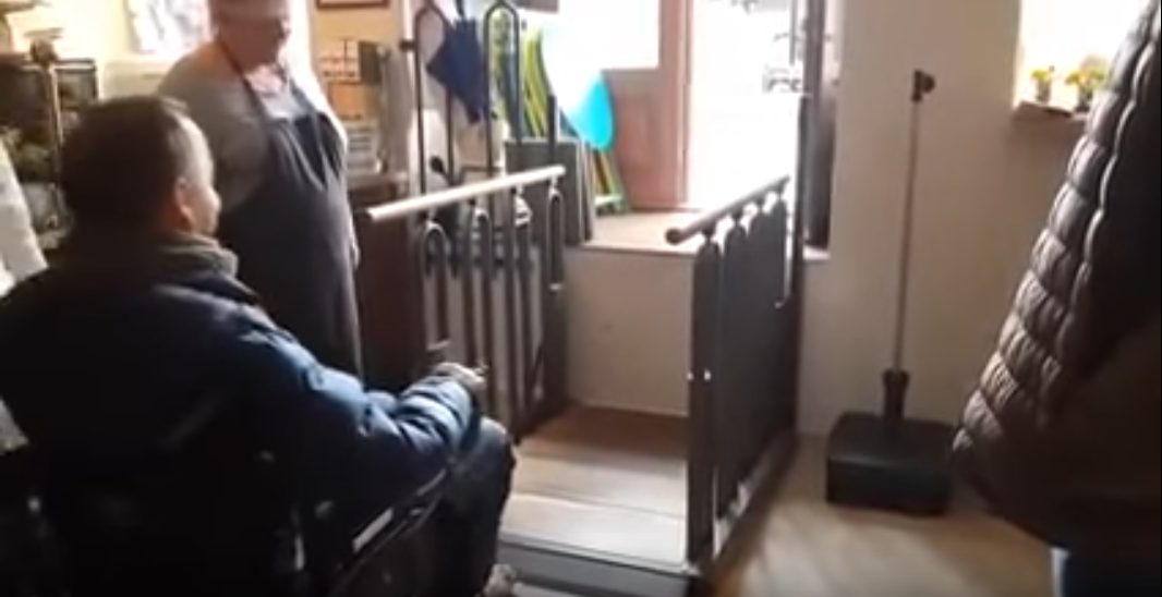 Voici comment en quelques secondes ces escaliers peuvent permettre le passage d’une personne handicapée