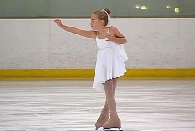 La jeune patineuse est immobile sur la glace. Lorsqu’elle se lance au son de la musique… Magnifique !