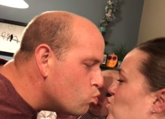 Un papa donne un baiser à sa femme. La réaction de la fille est fantastique!│MiniBuzz