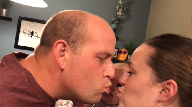 Un papa donne un baiser à sa femme. La réaction de la fille est fantastique!