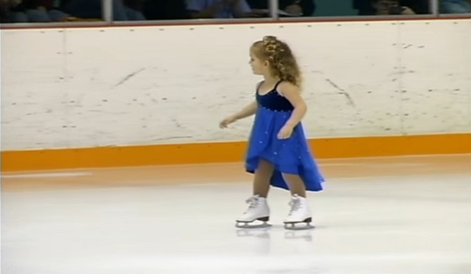 Une petite fille de seulement trois ans monte sur des patins. Le public est sous le charme instantanément !
