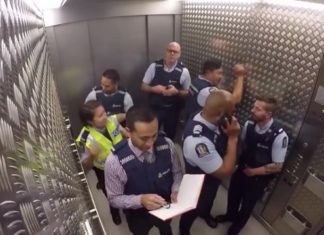 Les policiers montent dans l'ascenseur. Le voyage vers le rez-de-chaussée réserve des surprises.│MiniBuzz