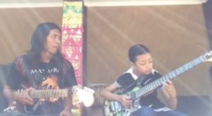 Son Père Lui Apprend à Jouer De La Guitare: La Reprise De Sa Fille Est Incroyable | Minibuzz