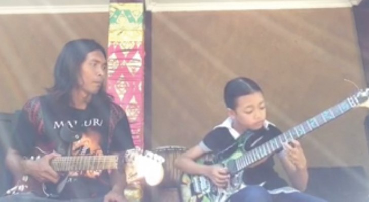 Son Père Lui Apprend à Jouer De La Guitare: La Reprise De Sa Fille Est Incroyable