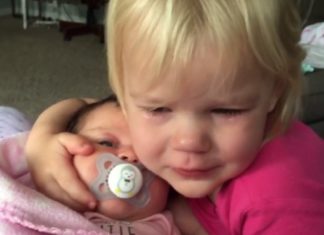La petite se réveille en pleurant, mais regardez quand elle voit sa mère avec sœur nourrisson...│MiniBuzz