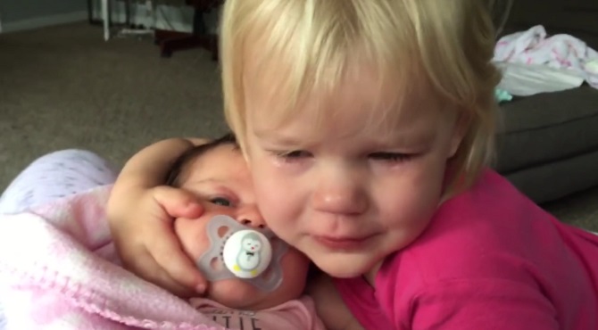 La petite se réveille en pleurant, mais regardez quand elle voit sa mère avec sœur nourrisson…