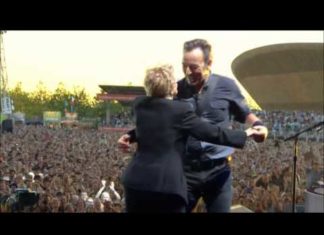 Bruce Springsteen Voit Sa Mère Dans Les Coulisses : Ce Qu'il Va Faire Va Faire Hurler La Foule│MiniBuzz