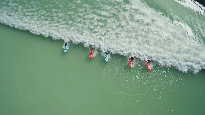 Le paradis des surfeurs : voici la piscine où les vagues sont créées artificiellement.