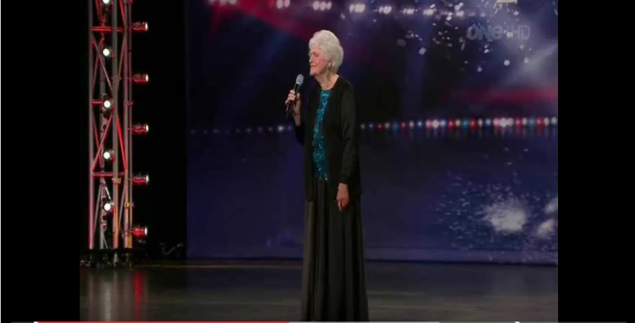Une femme de 91 ans monte sur scène : quand elle atteint la note la plus élevée… WOW!