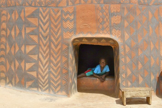 voici un village africain où chaque maison est une œuvre d’art… attendez de voir comment c’est magnifique !│MiniBuzz