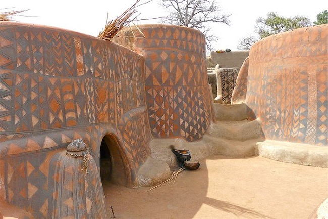 voici un village africain où chaque maison est une œuvre d’art… attendez de voir comment c’est magnifique !│MiniBuzz