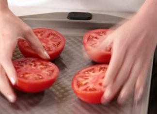 Elle dispose les tomates sur une plaque, ajoute quelques ingrédients et obtient un plat délicieux.│MiniBuzz