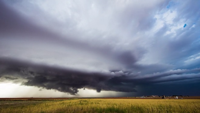 La naissance spectaculaire d’une tornade : ce photographe nous la montre comme jamais auparavant.