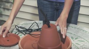 Elle Insère Une Pompe à Eau Dans Un Vase De Terre Cuite: Ne Manquez Pas Le Magnifique Résultat Final! | Minibuzz