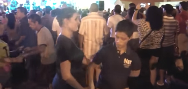 Ce jeune homme de 14 ans invite cette dame à danser… attendez de voir ! Elle est sous le choc !