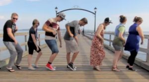 Il Effectue La Même Danse Avec 100 Personnes Différentes: Le Résultat Final Est GENIAL! | Minibuzz
