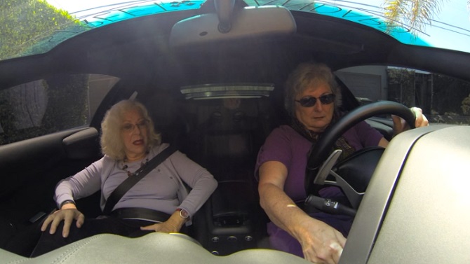 2 femmes plus toutes jeunes montent dans une Lamborghini: Leurs réactions sont hilarantes.
