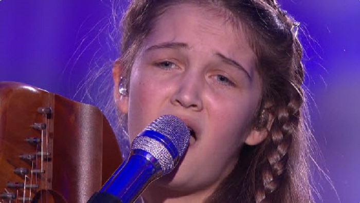Avec sa voix et son instrument, cette fille de 15 ans va séduire le public et les jurés