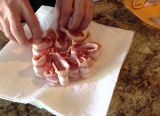 Il met du bacon sur une serviette en papier : voici comment les faire griller rapidement au micro-ondes !