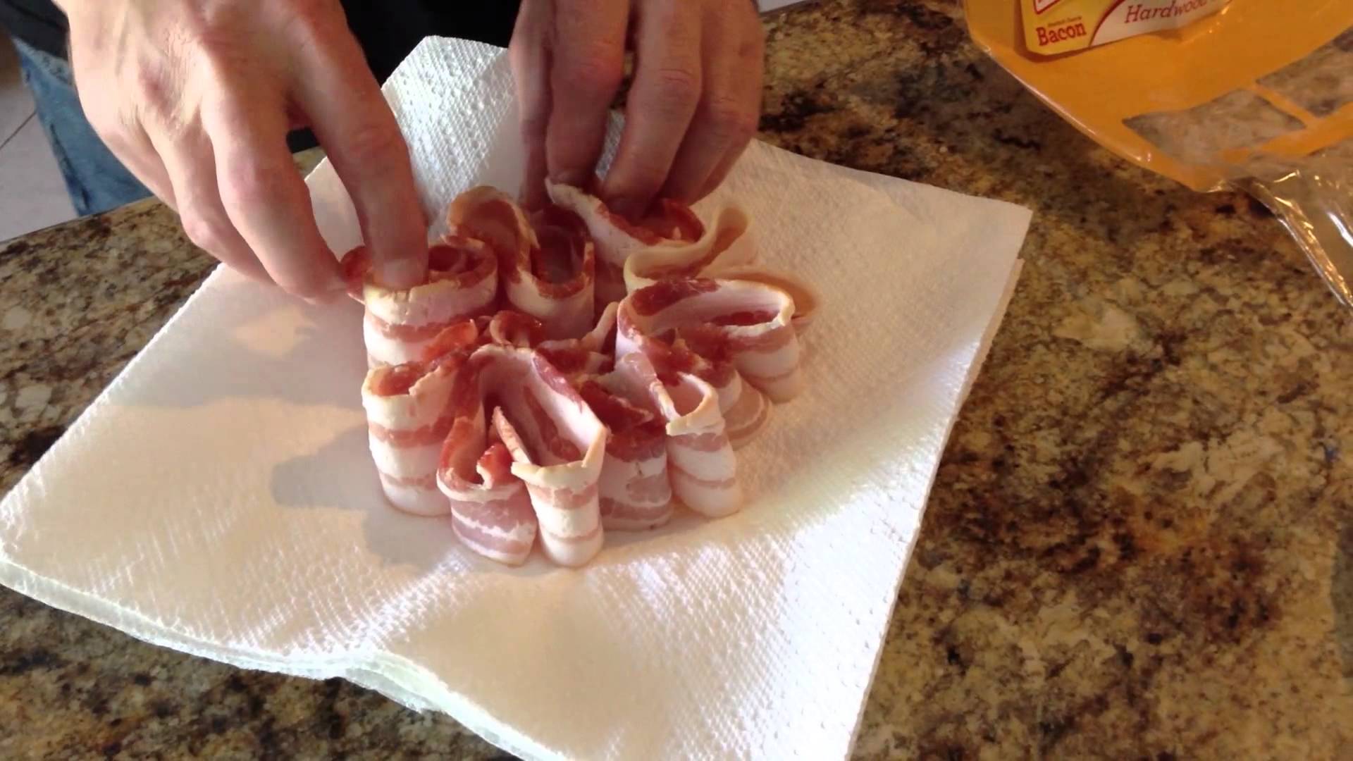 Il met du bacon sur une serviette en papier : voici comment les faire griller rapidement au micro-ondes !