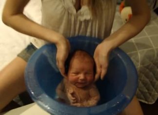 Il prend son bain dans une bassine en forme d'utérus: La réaction du bébé va vous détendre vous aussi.│ MiniBuzz