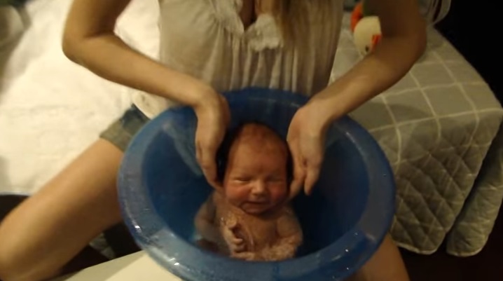 Il prend son bain dans une bassine en forme d’utérus: La réaction du bébé va vous détendre vous aussi.